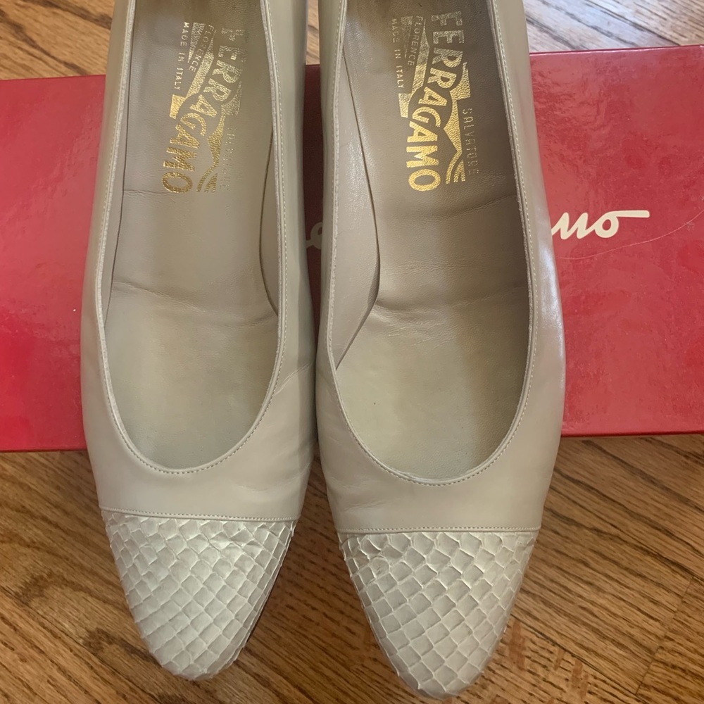 Salvatore Ferragamo shoes pumps 8.5 B heels tan business retro vintage 80s 90